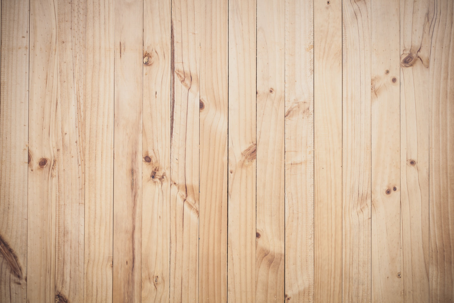 Osoby decydujące się na posiadanie w domu podłóg z naturalnego drewna stawiają zazwyczaj na dąb