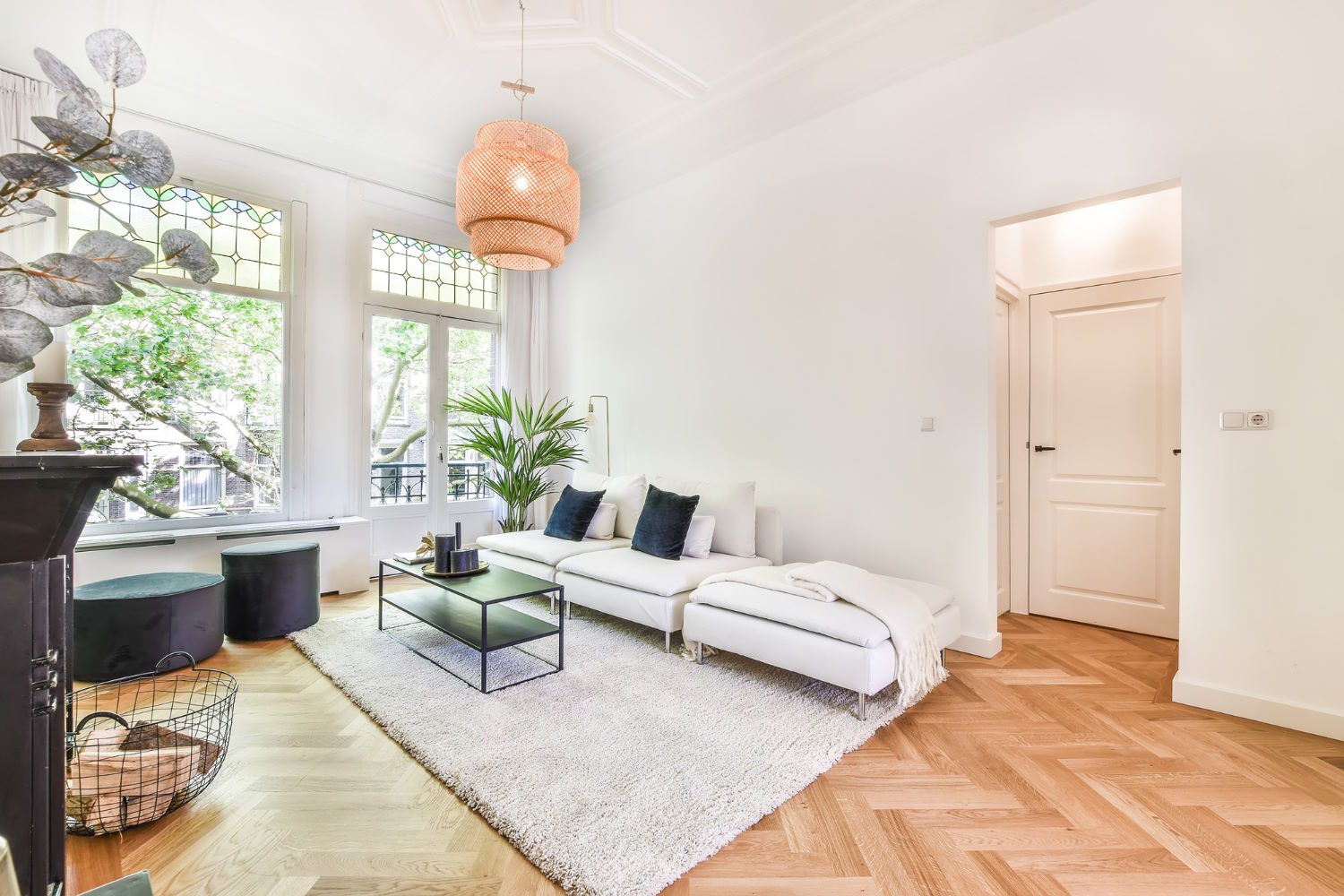 Podłogi drewniane od zawsze są uważane za eleganckie i stylowe, dodając uroku każdemu pomieszczeniu